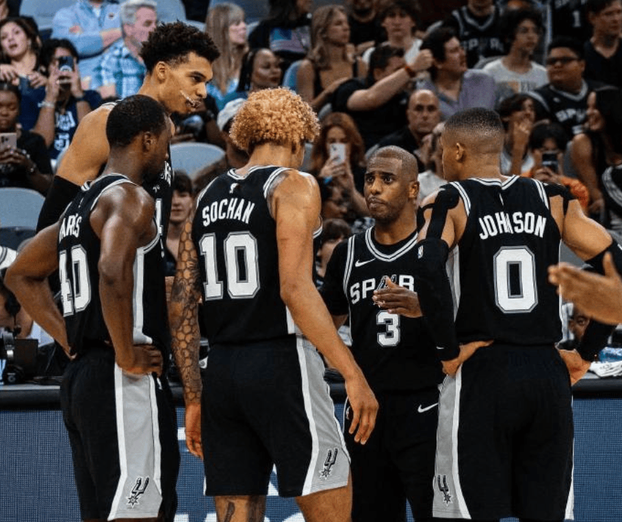 阿诺德西甲适应困难，肌肉损伤频繁，体能与技术对抗不适应，皇马医疗团队“伤仲永”魔咒再现。（阿诺德西甲适应受阻：肌肉伤频发、对抗节奏难匹配，皇马医疗“伤仲永”魔咒再现）