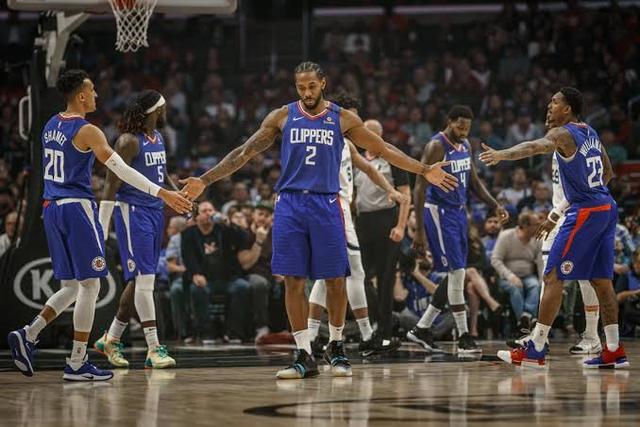 后卫关键拦截，守住关键领先（后卫致命抢断，稳住领先优势）