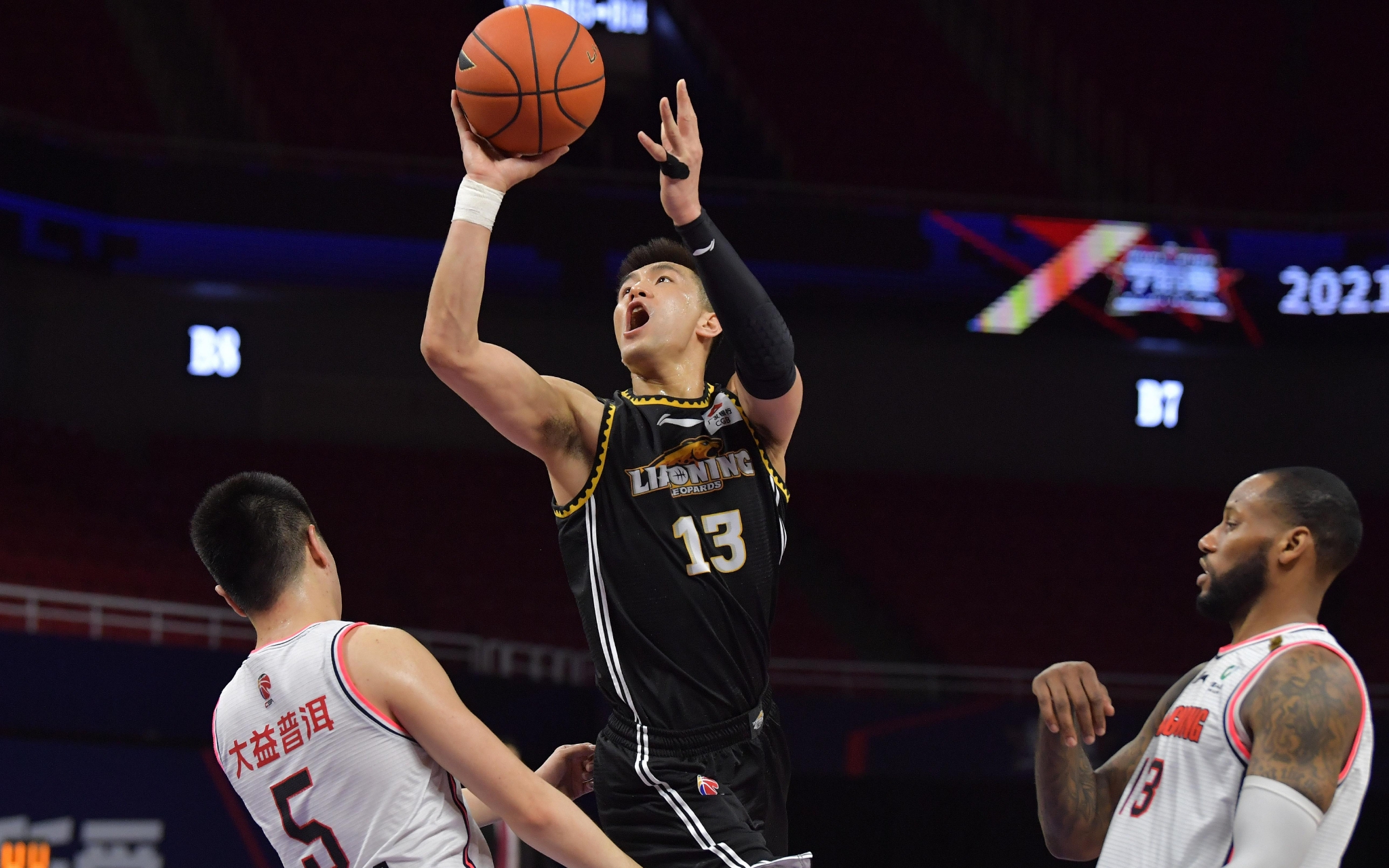 防守形同虚设！阿门一步过掉艾顿上篮 随后底线接球直接炸扣（防线形同摆设！阿门一步过艾顿上篮，底线接球再轰暴扣）