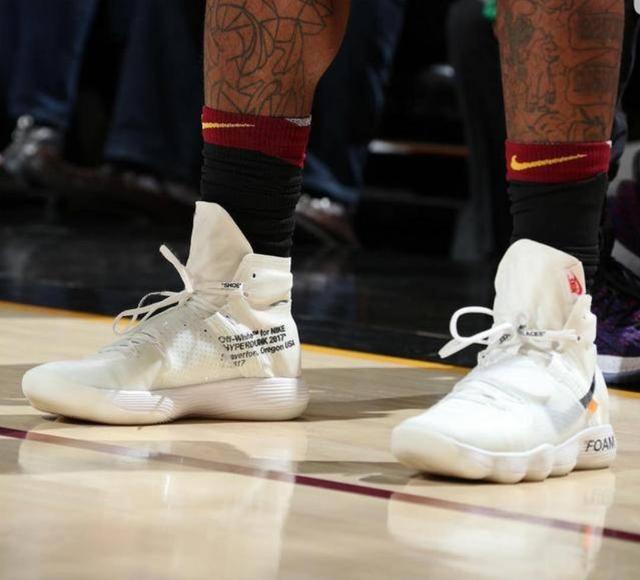 记者：德容缺席巴萨今天训练，是否出战阿拉维斯存在疑问（德容未参加巴萨今日训练，能否出战阿拉维斯成疑）