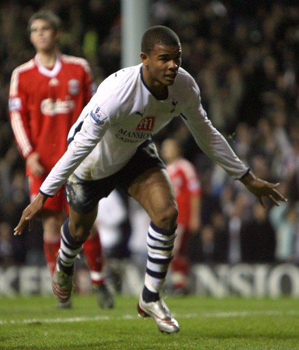 英超首次助攻，吉滕斯本赛季各项赛事助攻数为切尔西队内最多（英超首助到手，吉滕斯本季各项赛事助攻数领跑切尔西）