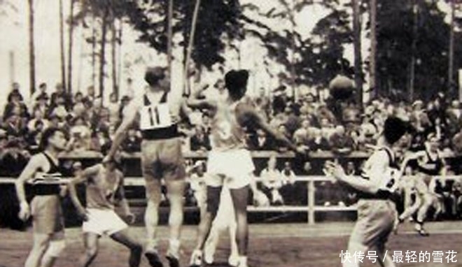 太疼了，萨勒马克尔斯被对手踩中后在地上抽动（萨勒马克尔斯遭对手踩踏，痛得倒地抽搐）