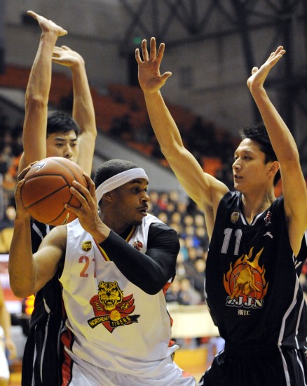 中甲半场：安以恩笑纳对方门将大礼，辽宁铁人暂1-0佛山南狮（中甲半场：安以恩抓住门将失误，辽宁铁人暂1-0领先佛山南狮）